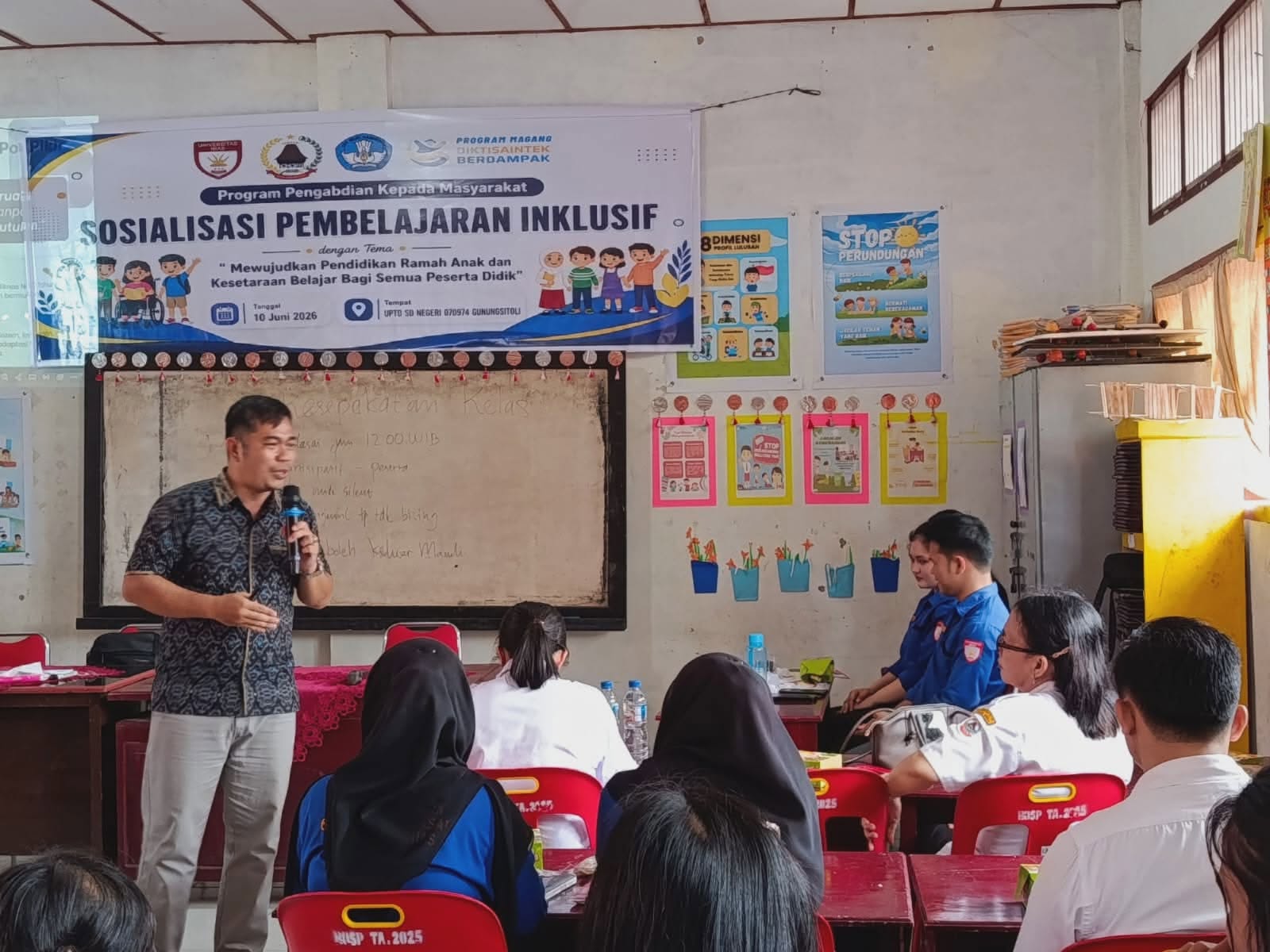 Kolaborasi Dosen dan Mahasiswa AM FKIP Sosialisasi Pendidikan - Pembelajaran Inklusif